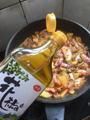 加入5滴仲景花椒油。（喜欢口味重一点儿，麻一点儿的可以适当多放一些哦！）