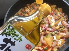 加入5滴仲景花椒油。（喜欢口味重一点儿，麻一点儿的可以适当多放一些哦！）