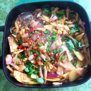 插上电源，开文火，边吃边小火慢炖，好不惬意。