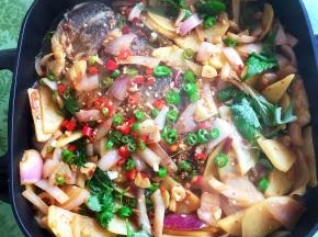 插上电源，开文火，边吃边小火慢炖，好不惬意。