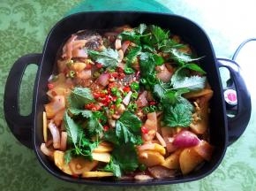 在烤鱼上面撒上适量的青红尖椒圈，洗干净的大茴香，把麻油淋在上面即可。