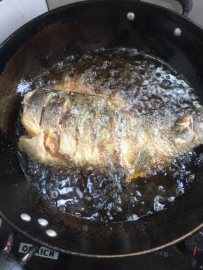 锅烧热倒入适量的油烧至七成热，放入处理好的鱼，中火炸至两面金黄色。