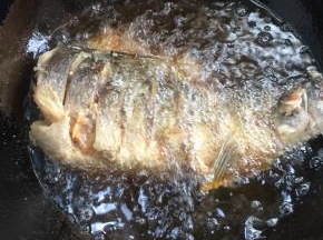锅烧热倒入适量的油烧至七成热，放入处理好的鱼，中火炸至两面金黄色。