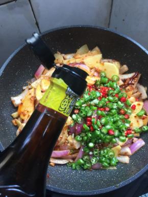 放入两勺味极鲜酱油翻炒均匀。