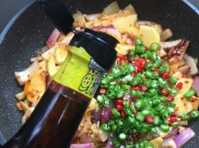 放入两勺味极鲜酱油翻炒均匀。