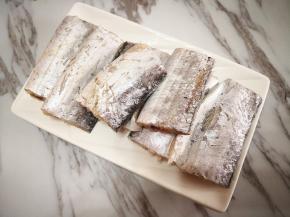 1.	带鱼清洗干净，去掉内脏，剪去鱼鳍，选取中间那部分，切段备用，