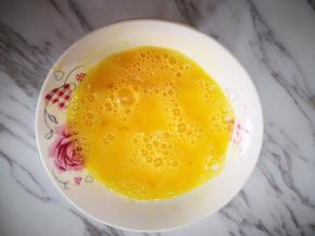 3.	鸡蛋加入适量的盐打散备用，