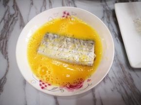 4.	将腌好的带鱼先放在蛋液中，将其均匀地裹上蛋液，