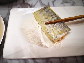 5.	再在蛋液外面裹上一层面粉，