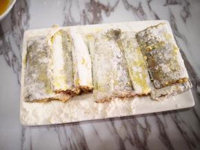 6.	裹好面粉的带鱼放在一边静置一会儿，再把多余的面粉抖掉，