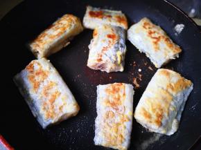 7.	平底锅里放适量的油，油热后，把带鱼放入锅中，小火慢煎至两面金黄色，就可以出锅了。