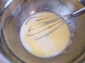 2.	蛋液中加入牛奶，搅拌至均匀，