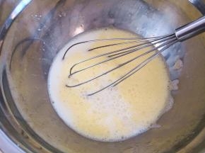 2.	蛋液中加入牛奶，搅拌至均匀，
