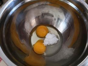 1.	鸡蛋和鸡蛋黄打入碗中，用手动打蛋器打散至糖完全融化