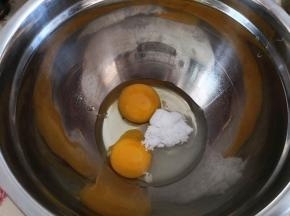 1.	鸡蛋和鸡蛋黄打入碗中，用手动打蛋器打散至糖完全融化