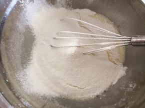 3.	筛入低筋面粉，搅拌成顺滑无颗粒的面糊，