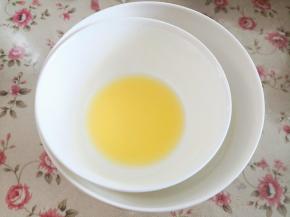 4.	黄油隔水融化成液态，放凉备用，