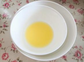 4.	黄油隔水融化成液态，放凉备用，