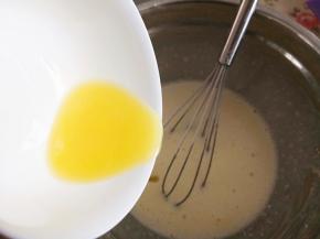 5.	黄油加入到面粉糊里，不断搅拌至均匀，