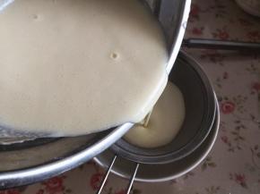 6.	将拌好的面糊过筛，这样班戟皮会更细腻，