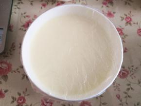 7.	将面糊盖上保鲜膜放入冰箱冷藏，冷藏15分钟左右，