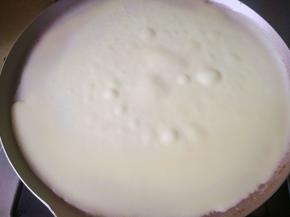 10.	取出冷藏的面糊，舀取适量的面糊在不粘锅里，摇一下锅使面糊均匀平铺在锅里，然后小火慢煎，至中间面糊变色，且出现鼓泡，则将锅离开火源，