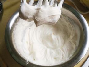 9.	打发淡奶油，将淡奶油倒入无油无水的干净盆里，加入糖打发至硬性发泡，即出现小尖钩，