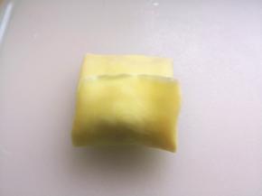 13.	再上下折叠，一个班戟就包好了，冷藏过后口感更佳。