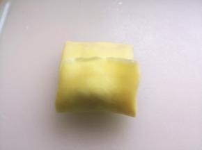 13.	再上下折叠，一个班戟就包好了，冷藏过后口感更佳。