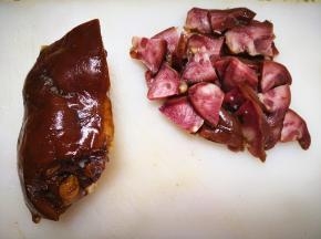 1．	猪头肉是卤制好的，切成大小适中的块，不能太厚，