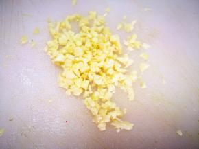 3．	大蒜去皮切成末，