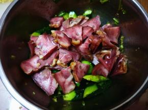 6．	再把切好的猪头肉放进去拌一下，