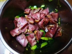 6．	再把切好的猪头肉放进去拌一下，
