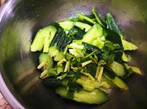 4．	香菜清洗干净，去根，切成1厘米左右的段，拌入黄瓜里，