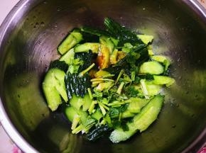 5．	将所需要的调料盐，鸡精，米醋，蚝油，生抽，大蒜放进去，拌匀，
