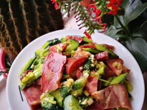 7．	黄瓜拌猪头肉就可以上桌啦。