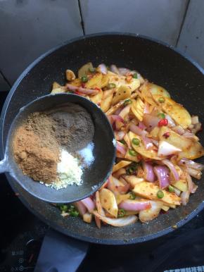 放入1勺盐，1勺黑胡椒粉，1勺王守义十三香，2勺鸡精，4勺小丑娃孜然粉翻炒均匀。