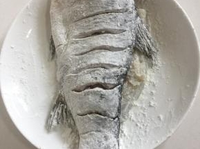 腌制好的鱼擦干水分，在鱼身上两面都均匀的涂抹一层玉米淀粉，再把鱼提起来，拍掉鱼身上多余的淀粉。