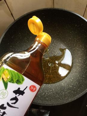 锅烧热倒入适量的仲景麻油，烧至冒烟儿。