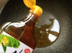 锅烧热倒入适量的仲景麻油，烧至冒烟儿。