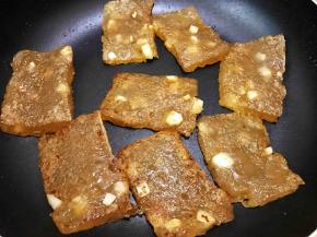 煎到表皮焦黄即可