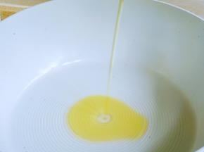 锅中加适量油
