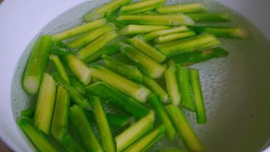 芦笋焯烫三十秒（加一小勺盐）