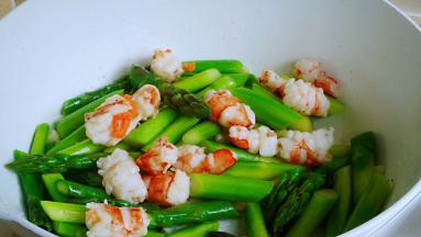 加入芦笋、虾段翻炒片刻