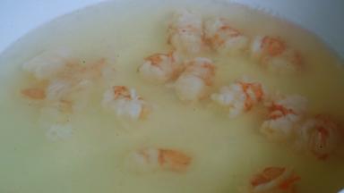 虾段焯烫至变色捞出