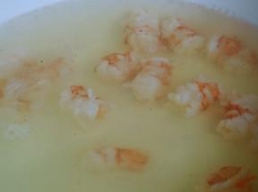 虾段焯烫至变色捞出