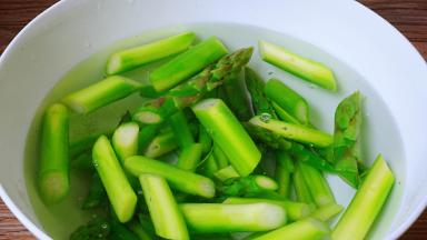 捞出过冷水，再控干水分备用