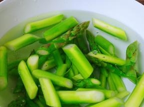 捞出过冷水，再控干水分备用