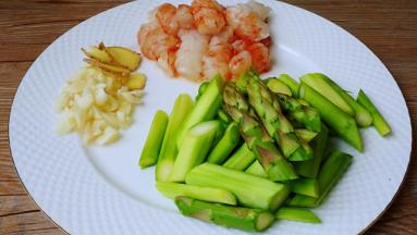 芦笋去皮切斜段，虾仁去头取虾线去壳，切三段
姜切片，蒜切丁