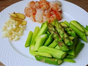 芦笋去皮切斜段，虾仁去头取虾线去壳，切三段
姜切片，蒜切丁